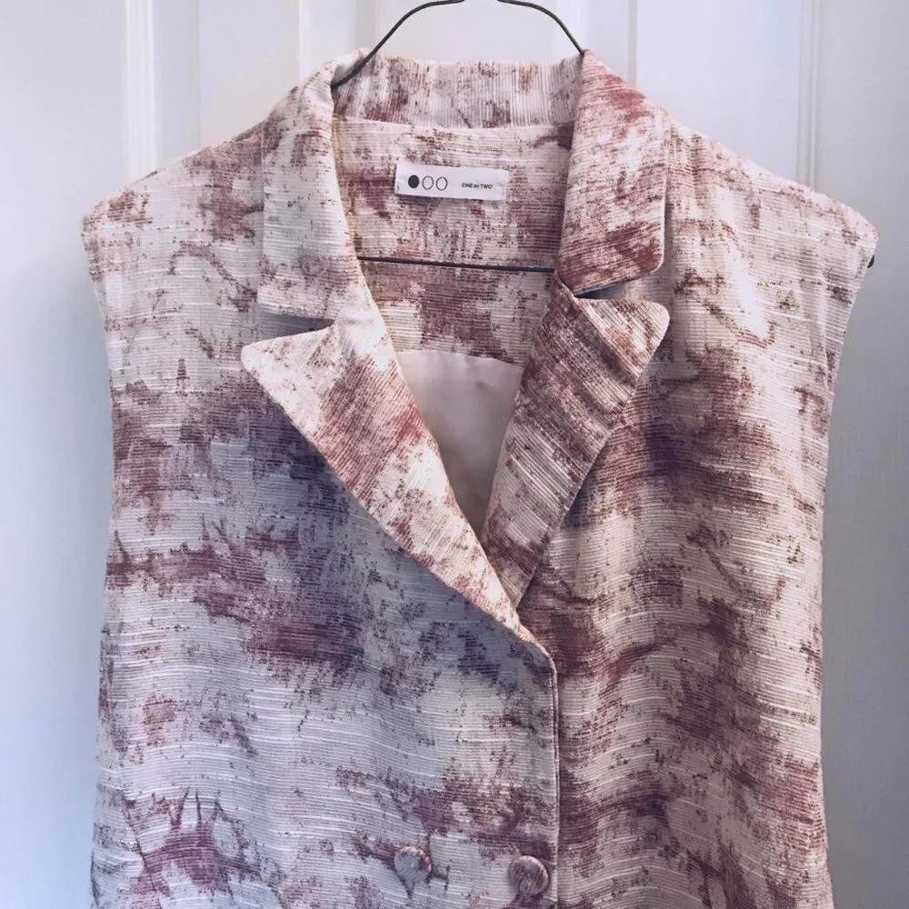 Cute Sleeveless Double Breasted Abstract Floral Vest in White and Purple - Picture 2 of 13